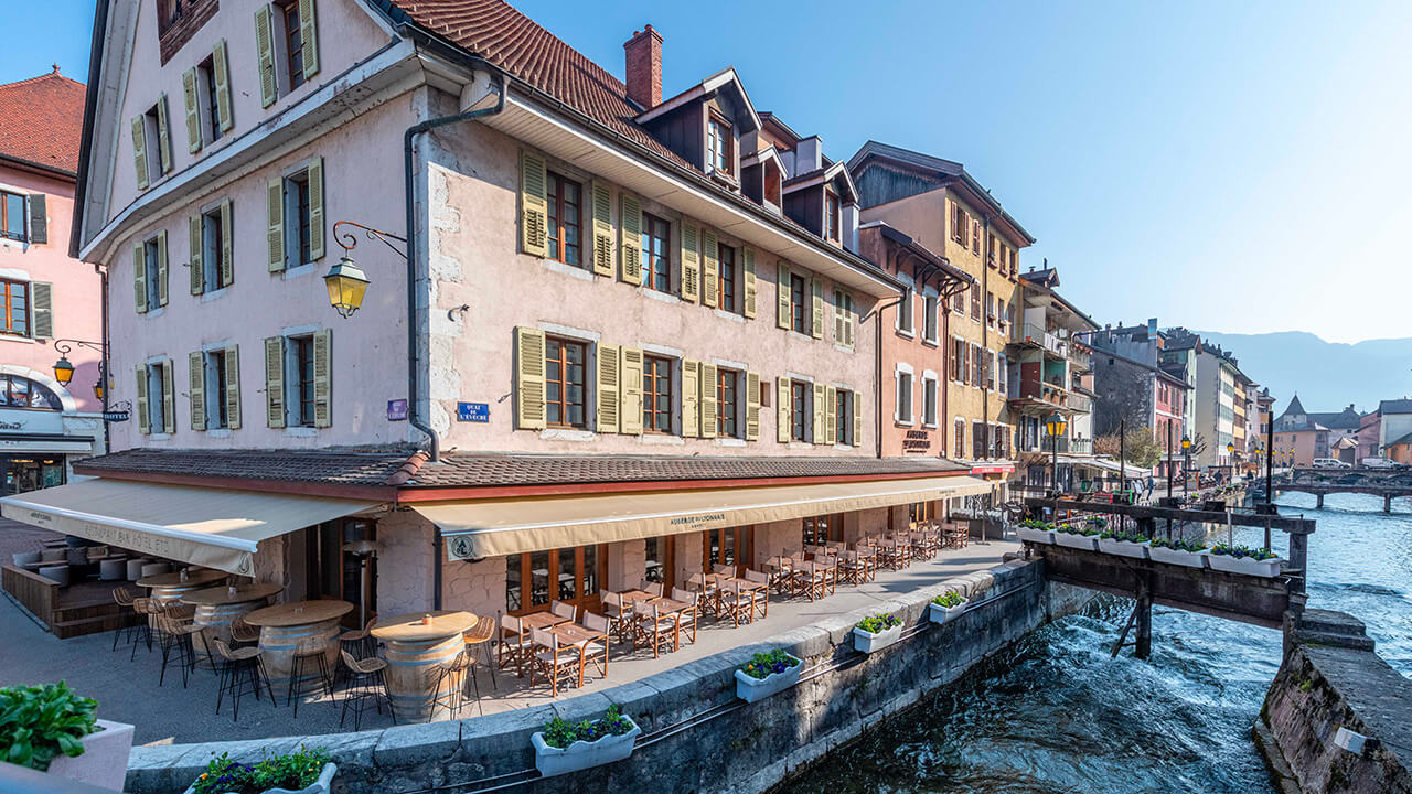 Plan large de l'Auberge du Lyonnais avec l'écluse et la terrasse visible offrant un panorama grandiose