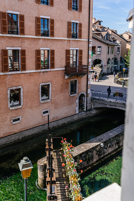 The view from the window of the superior room on the Thiou side of the Auberge du Lyonnais.