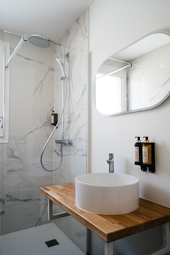 The bathroom in the Thiou-side superior room at the Auberge du Lyonnais