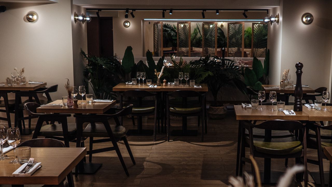 Wide shot of an evening at the Auberge du Lyonnais restaurant